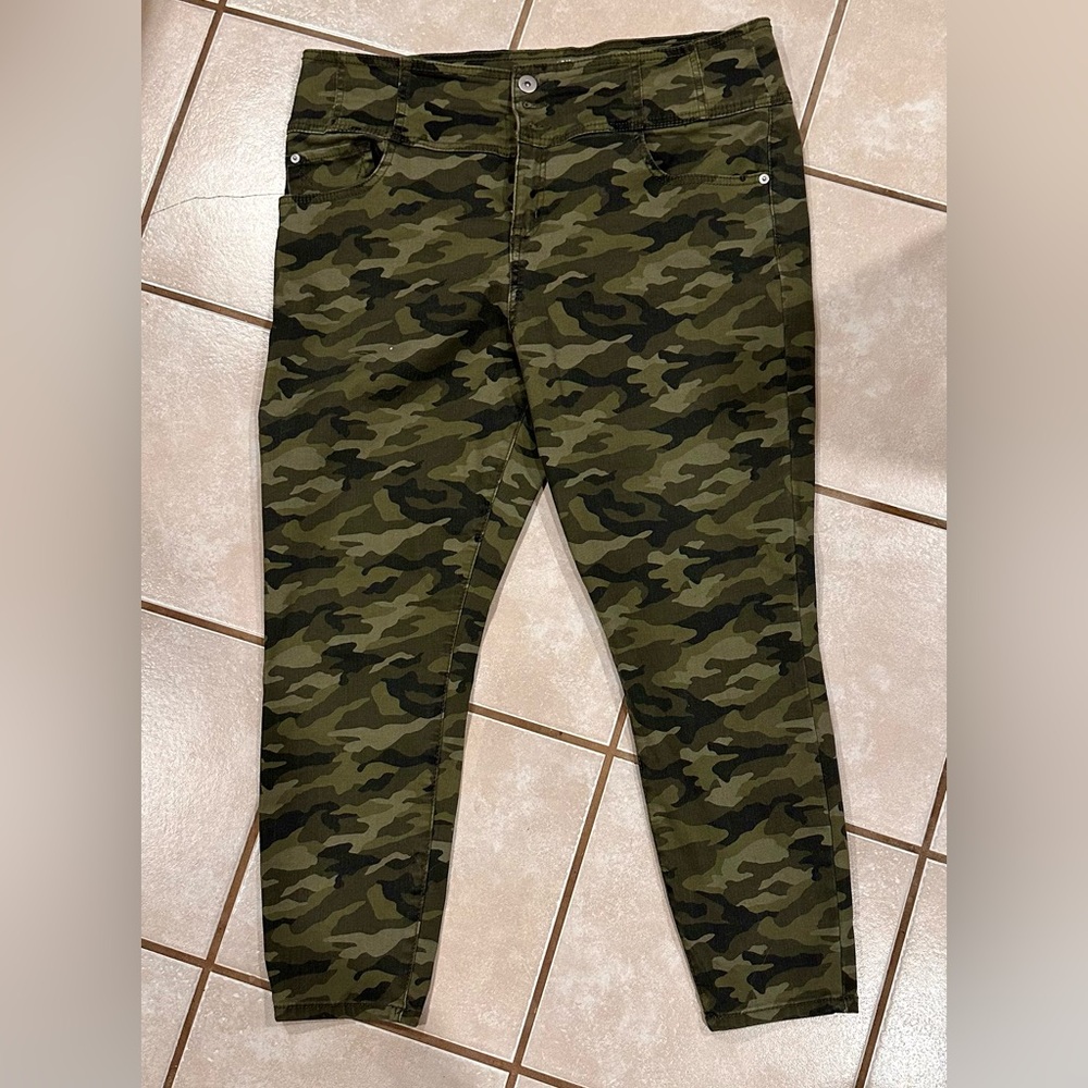Women’s No Boundries Camo Jeans Size 21